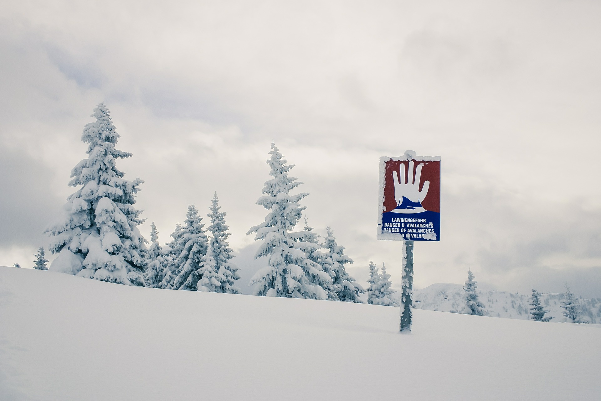 Dwójka osób zmarła na skutek porwania przez lawiny śnieżne